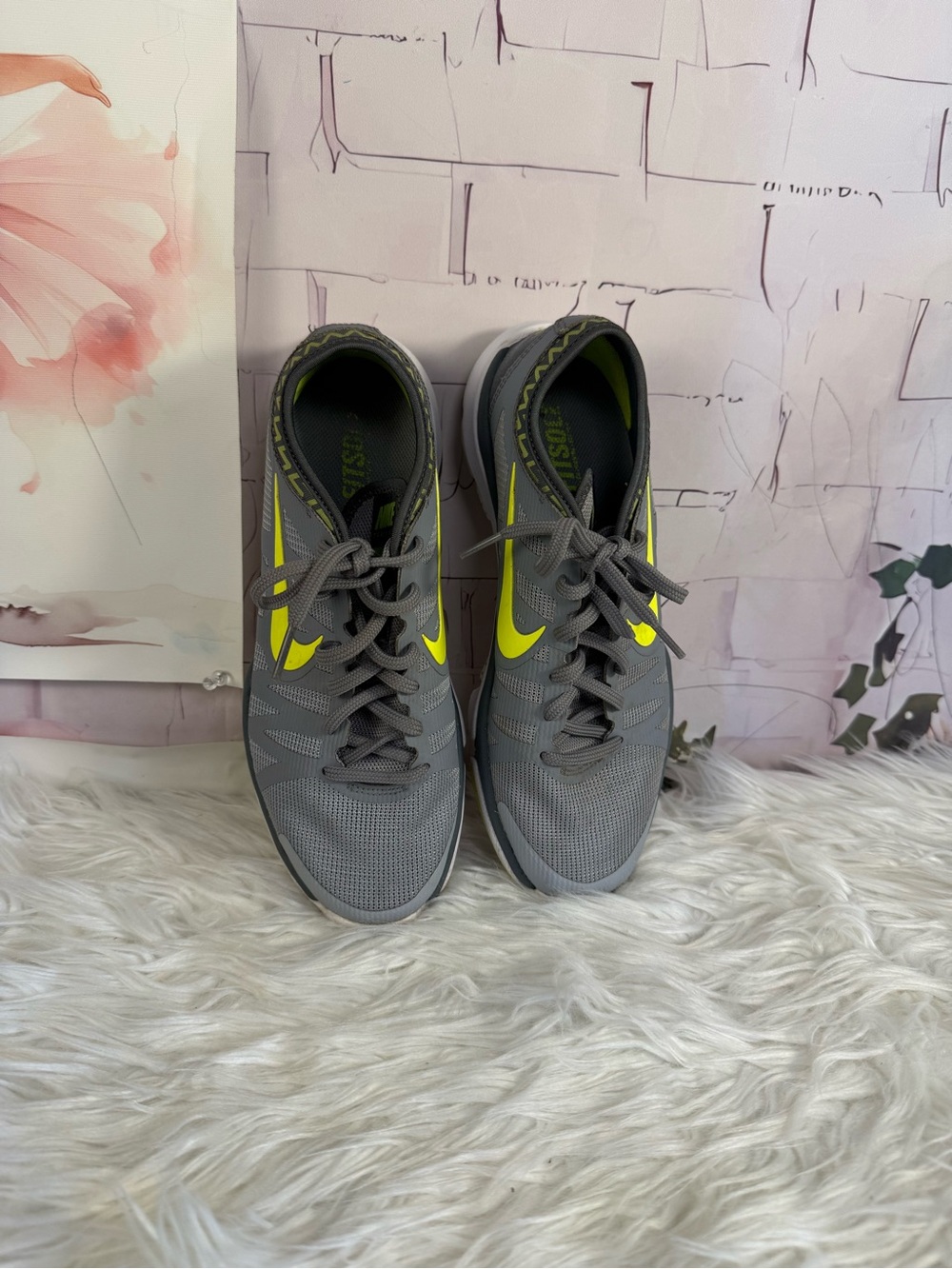 Nike Men’s Gray Athletic Trainers with Neon Yellow Swoosh